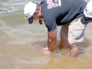 Jason Smith shows club members how to "fizz" a bass. SYBM photo