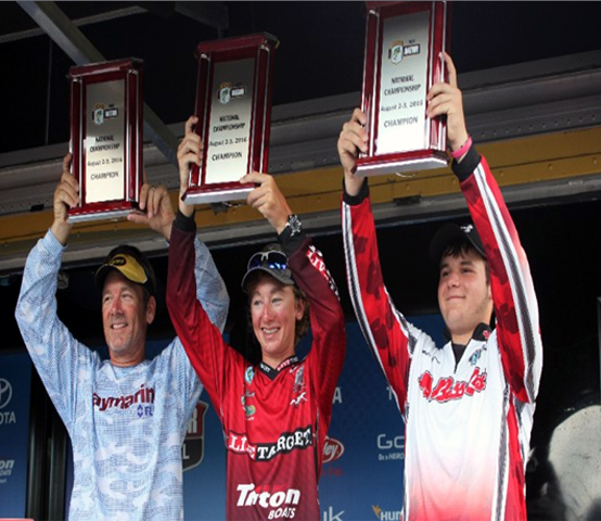 Beau Browning (middle) and McCoy Vereen (right) of the Anvil Jaw Junior Bassmasters out of Arkansas win the Costa Bassmaster Junior Championship on Carroll County 1,000 Acre Recreational Lake with a two-day total weight of 21 pounds. Photo by Andrew Canulette/Bassmaster 